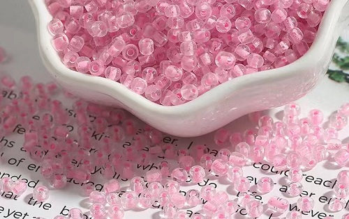 9月30日，哪里可以做手工活兼職，手工項(xiàng)目拿回家做，開飾品加工廠，在手工之家，大家選擇這里因?yàn)槭杖牒?、有保障，圖為串珠純手工繡珠材料剪影