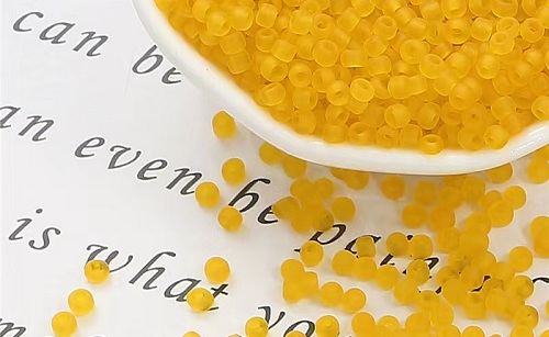 9月30日，哪里可以做手工活兼職，手工項(xiàng)目拿回家做，開飾品加工廠，在手工之家，大家選擇這里因?yàn)槭杖牒?、有保障，圖為串珠純手工繡珠材料剪影