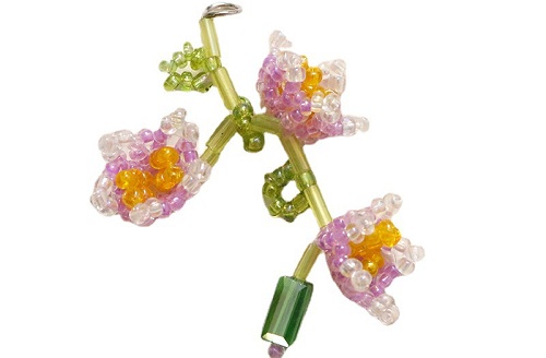 10月2日，手工活兼職是真的嗎，拿回家做的手工項目，可以開飾品加工廠的純手工，讓大家收入好，是大家選擇手工之家的重要原因，圖為飾品類串珠純手工產(chǎn)品剪影