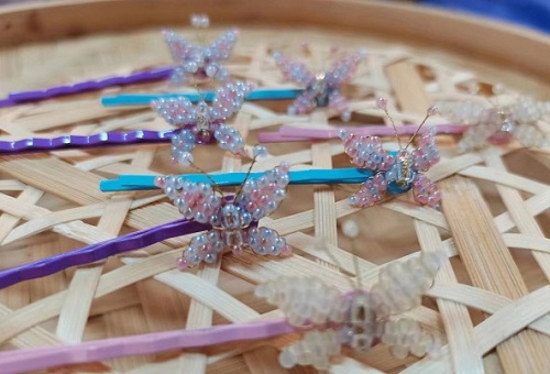 10月3日，兼職手工活可以帶回家做，開飾品加工廠，靈活就業(yè)創(chuàng)業(yè)，手工之家專心專注，手工項(xiàng)目能滿足合作者的需要，圖為飾品類串珠純手工產(chǎn)品剪影