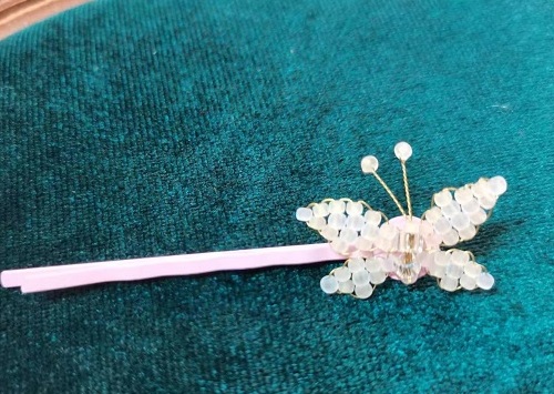 10月3日，兼職手工活可以帶回家做，開飾品加工廠，靈活就業(yè)創(chuàng)業(yè)，手工之家專心專注，手工項(xiàng)目能滿足合作者的需要，圖為飾品類串珠純手工產(chǎn)品剪影