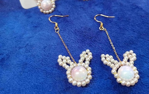 10月4日，外發(fā)手工領回家做，開飾品加工廠，在家做手工掙錢，大家是怎么找到手工之家合作的，圖為飾品類串珠純手工產品剪影