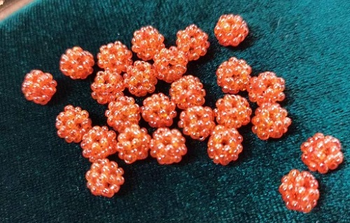 10月5日，手工活外發(fā)一手貨源，開飾品加工廠，居家副業(yè)掙錢，手工之家的純手工實現(xiàn)大家靈活自由的就業(yè)創(chuàng)業(yè)夢想，圖為飾品類串珠純手工產(chǎn)品剪影