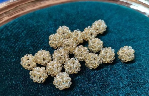 10月5日，手工活外發(fā)一手貨源，開飾品加工廠，居家副業(yè)掙錢，手工之家的純手工實現(xiàn)大家靈活自由的就業(yè)創(chuàng)業(yè)夢想，圖為飾品類串珠純手工產(chǎn)品剪影