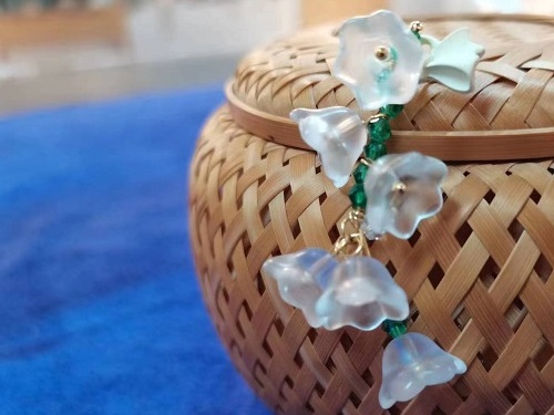 10月6日，手工活外發(fā)加工正規(guī)廠家直接發(fā)貨，開飾品加工廠，在家做的手工，在手工之家，手工發(fā)展有前景，圖為飾品類串珠純手工產(chǎn)品剪影