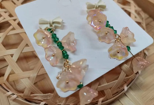 10月6日，手工活外發(fā)加工正規(guī)廠家直接發(fā)貨，開飾品加工廠，在家做的手工，在手工之家，手工發(fā)展有前景，圖為飾品類串珠純手工產(chǎn)品剪影