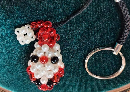 10月7日，手工活拿回家做在哪里找，靈活就業(yè)創(chuàng)業(yè)，開飾品加工廠，手工之家各方面的服務(wù)都讓大家放心，圖為串珠米珠繡手工產(chǎn)品剪影