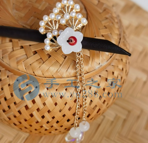 10月8日，手工活接單平臺(tái)，靈活就業(yè)的手工，開飾品加工廠，選擇手工之家的人越來越多，都做什么掙錢，圖為串珠米珠繡手工產(chǎn)品剪影