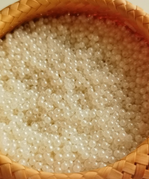 10月9日，手工活從哪里找廠家，想接正規(guī)廠家的手工項目，開飾品加工廠，手工之家的串珠純手工的優(yōu)缺點，圖為串珠手工材料珠子剪影