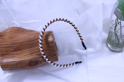 10月13日，在家能做的兼職正規(guī)，手工飾品加工廠掙錢，拿回家做的手工項目，手工之家沒有別的要求，大家都能做，圖為串珠米珠繡手工產(chǎn)品剪影