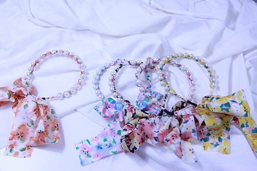 10月15日，附近有沒(méi)有兼職手工活，居家靈活就業(yè)的好副業(yè)，開(kāi)飾品加工廠，在手工之家找到大家都喜歡的純手工，圖為串珠純手工產(chǎn)品剪影