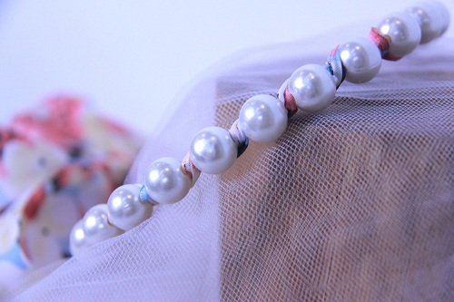 10月15日，附近有沒(méi)有兼職手工活，居家靈活就業(yè)的好副業(yè)，開(kāi)飾品加工廠，在手工之家找到大家都喜歡的純手工，圖為串珠純手工產(chǎn)品剪影