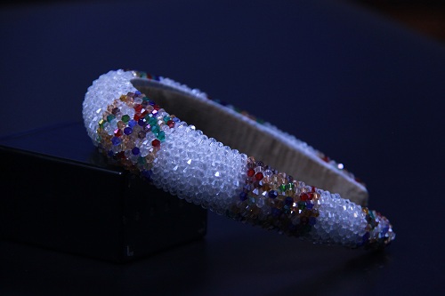 10月16日，手工活外發(fā)一手貨源，開飾品加工廠，在家兼職手工活掙錢，在手工之家，哪些方面收入好？圖為串珠米珠繡手工產(chǎn)品剪影