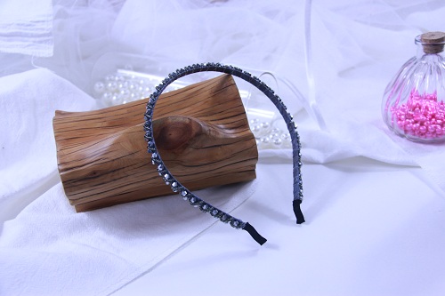 10月17日，手工活外發(fā)加工怎么找貨源，想接正規(guī)廠家的手工，開飾品加工廠，在手工之家，努力就有好收入，圖為串珠米珠繡手工產(chǎn)品剪影