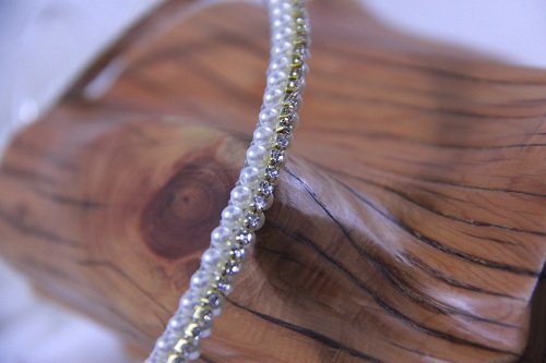 10月19日，家里干的手工活兼職，帶回家做的手工項(xiàng)目，開飾品加工廠，手工之家的純手工項(xiàng)目有多靠譜，圖為串珠米珠繡手工產(chǎn)品剪影