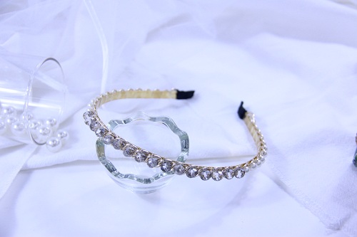 10月21日，手工活外發(fā)是真的嗎，開飾品加工廠，靈活就業(yè)做手工掙錢，在手工之家，想收入更多就要這樣做，圖為串珠米珠繡手工產(chǎn)品剪影