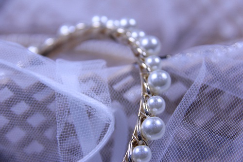 11月16日，外發(fā)手工領(lǐng)回家做，開(kāi)飾品加工廠，在家做手工副業(yè)掙錢，在手工之家,誠(chéng)信是大家信任和支持的基礎(chǔ)，圖為串珠米珠繡手工產(chǎn)品剪影