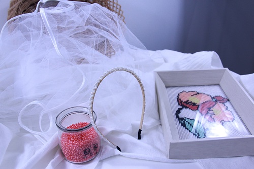 11月17日，正規(guī)手工活接單平臺，手工加工回收項目，開飾品加工廠，在手工之家，產(chǎn)品是手工事業(yè)和良好合作的保障，圖為串珠米珠繡手工產(chǎn)品剪影