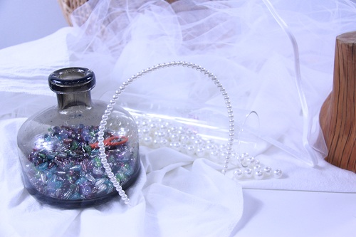 11月18日，手工活兼職可帶回家，手工靈活就業(yè)的好副業(yè)，開飾品加工廠，在手工之家，多勞多得是不變的準則，圖為串珠米珠繡手工產(chǎn)品剪影