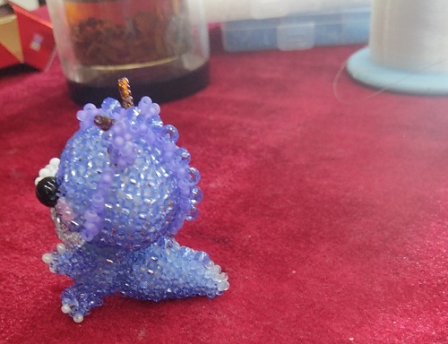 11月25日，手工活外發(fā)加工正規(guī)廠家直接發(fā)貨，手工靈活就業(yè)好選擇，開飾品加工廠，手工之家堅持創(chuàng)新促發(fā)展，圖為飾品類串珠手工產(chǎn)品剪影