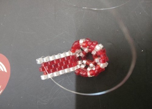 11月26日，在家怎么接手工活掙錢，在家做兼職的正規(guī)平臺，開飾品加工廠，喜歡串珠手工，串珠手工是手工之家與大家共同的事業(yè)，圖為飾品類串珠手工產(chǎn)品剪影