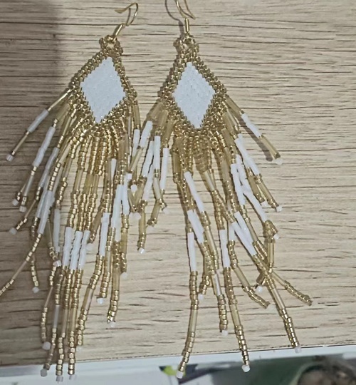 11月27日，手工活拿回家做在哪里找，外發(fā)加工接單平臺(tái)，在家做手工，開(kāi)飾品加工廠，選擇手工之家，因?yàn)楹献魅藛T在這里有錢(qián)掙、有保障，圖為飾品類(lèi)串珠純手工產(chǎn)品剪影