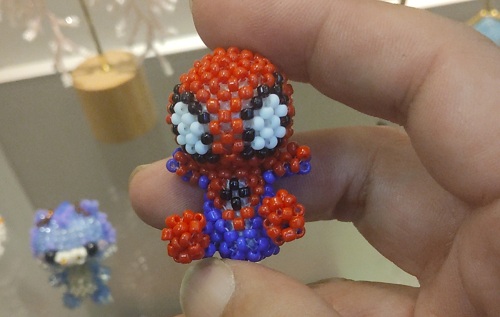 11月28日，兼職手工活可以帶回家做的，在家里做什么可以掙錢，開飾品加工廠，與手工之家合作,踏踏實實做就有好收入，圖為串珠米珠繡純手工產(chǎn)品剪影