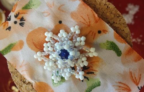 11月30日，在家做的手工活正規(guī)平臺，在家可以做的兼職工作，居家靈活就業(yè)好副業(yè)，開飾品加工廠，利用好每一份時間是手工之家與合作人員一直的努力，圖為串珠米珠繡手工產(chǎn)品剪影