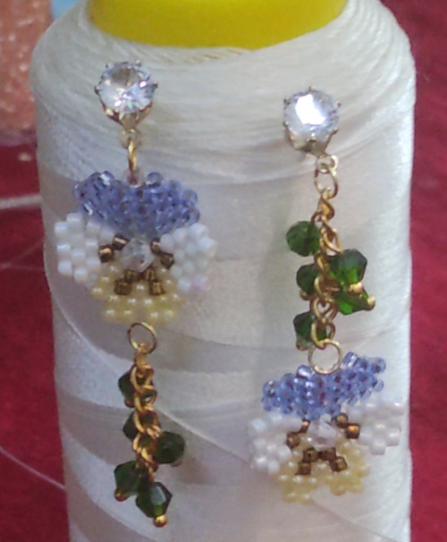 12月1日，靠譜手工兼職平臺，在家兼職平臺正規(guī)的日結手工有沒有，在家手工掙錢，開飾品加工廠，手工之家與合作人員相互成就、精誠合作，圖為串珠米珠繡手工產品剪影