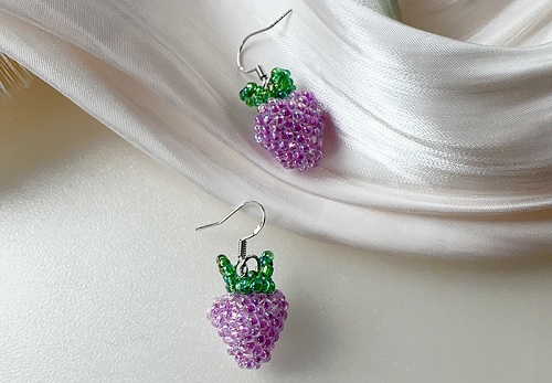 12月2日，在家能做的兼職正規(guī)，掙錢的副業(yè)，開飾品加工廠，在手工之家，合作人員是實(shí)實(shí)在在的收獲，圖為串珠米珠繡手工產(chǎn)品剪影