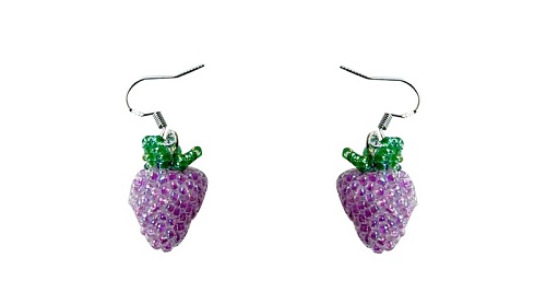 12月2日，在家能做的兼職正規(guī)，掙錢的副業(yè)，開飾品加工廠，在手工之家，合作人員是實(shí)實(shí)在在的收獲，圖為串珠米珠繡手工產(chǎn)品剪影