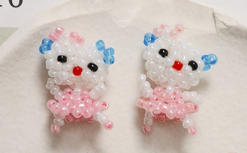 12月3日，外發(fā)手工活正規(guī)平臺，兼職手工在家可做，開飾品加工廠，在手工之家，來不來實(shí)地考察都一樣真實(shí)，圖為串珠米珠繡手工產(chǎn)品剪影