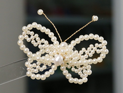 12月6日，在家兼職手工活，靈活就業(yè)創(chuàng)業(yè)手工副業(yè)，開飾品加工廠，與手工之家合作，安心在家通過純手工掙錢，圖為串珠米珠繡手工產(chǎn)品剪影