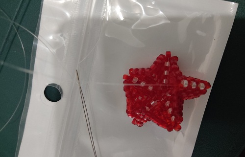 12月8日，外發(fā)加工接單平臺，靈活就業(yè)好手工項目，開飾品加工廠，在手工之家，產(chǎn)品和服務(wù)讓合作人員有底氣，圖為串珠米珠繡手工產(chǎn)品剪影