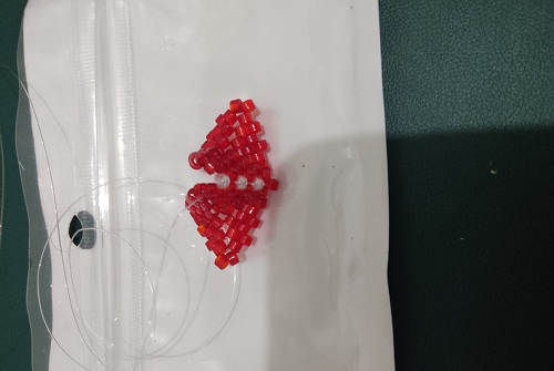 12月8日，外發(fā)加工接單平臺，靈活就業(yè)好手工項目，開飾品加工廠，在手工之家，產(chǎn)品和服務(wù)讓合作人員有底氣，圖為串珠米珠繡手工產(chǎn)品剪影