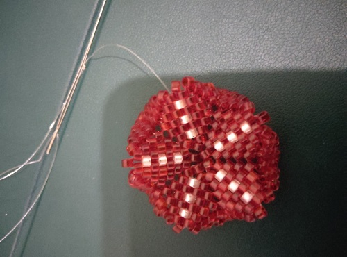 12月8日，外發(fā)加工接單平臺，靈活就業(yè)好手工項目，開飾品加工廠，在手工之家，產(chǎn)品和服務(wù)讓合作人員有底氣，圖為串珠米珠繡手工產(chǎn)品剪影