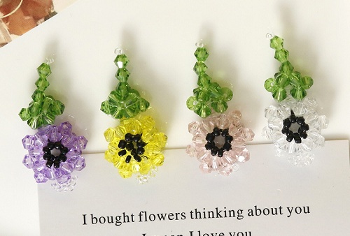 12月10日，手工活兼職是真的嗎？居家專兼職的好副業(yè)，開飾品加工廠，與手工之家合作，加工銷售都適合在家掙錢，圖為飾品類串珠手工產(chǎn)品剪影