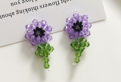 12月10日，手工活兼職是真的嗎？居家專兼職的好副業(yè)，開飾品加工廠，與手工之家合作，加工銷售都適合在家掙錢，圖為飾品類串珠手工產(chǎn)品剪影