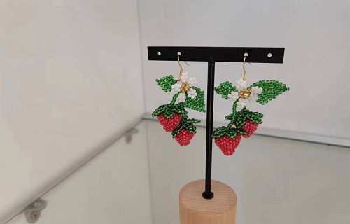 12月11日，在家兼職手工活，帶回家做的手工項(xiàng)目，開(kāi)飾品加工廠，與手工之家合作，串珠純手工帶來(lái)好收入，圖為串珠米珠繡手工產(chǎn)品剪影