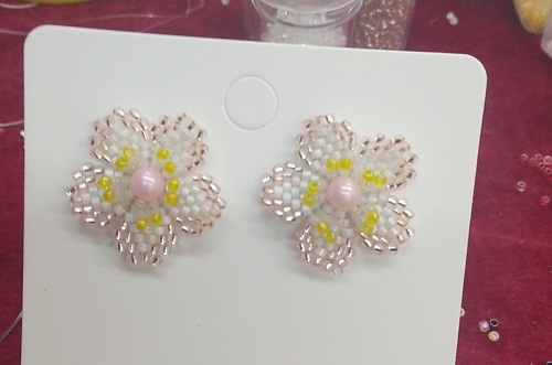 12月11日，在家兼職手工活，帶回家做的手工項(xiàng)目，開(kāi)飾品加工廠，與手工之家合作，串珠純手工帶來(lái)好收入，圖為串珠米珠繡手工產(chǎn)品剪影