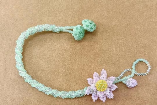 12月13日，手工活拿回家做在哪里找，居家就業(yè)好副業(yè)，手工之家的純手工事業(yè)是大家的，圖為串珠米珠繡手工產(chǎn)品剪影