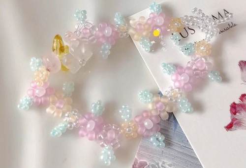 12月14日，手工活接單正規(guī)平臺(tái)，可靠的串珠手工，開飾品加工廠，在手工之家，貼心的服務(wù)就是個(gè)性化，圖為串珠米珠繡手工產(chǎn)品剪影