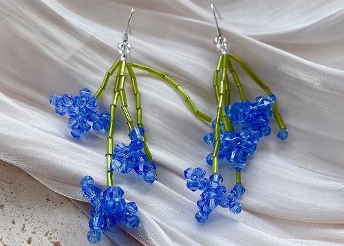 12月16日，可在家做的兼職手工活，在家做串珠手工掙錢，開飾品加工廠，與手工之家合作，一年都能掙錢，圖為串珠米珠繡手工產(chǎn)品剪影