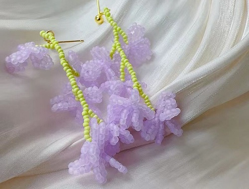 12月17日，外發(fā)手工領(lǐng)回家做，靈活就業(yè)好副業(yè)，開飾品加工廠，在手工之家，合作很自由，圖為串珠米珠繡手工產(chǎn)品剪影