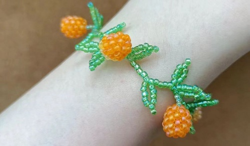 12月18日，手工活外發(fā)加工可靠嗎？純手工串珠靈活就業(yè)，開(kāi)飾品加工廠，在手工之家，每個(gè)合作人員都是貢獻(xiàn)者和分享者，圖為串珠米珠繡手工產(chǎn)品剪影