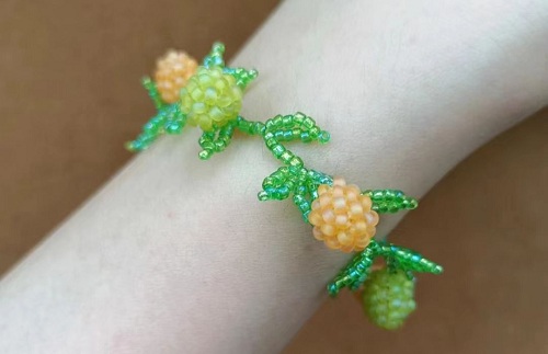 12月18日，手工活外發(fā)加工可靠嗎？純手工串珠靈活就業(yè)，開(kāi)飾品加工廠，在手工之家，每個(gè)合作人員都是貢獻(xiàn)者和分享者，圖為串珠米珠繡手工產(chǎn)品剪影