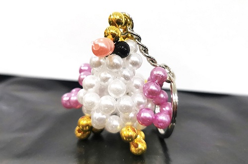 12月20日，哪里可以做手工活兼職，靈活就業(yè)好選擇，開飾品加工廠，在手工之家，重視銷售讓手工事業(yè)更穩(wěn)定，圖為串珠米珠繡手工產(chǎn)品剪影