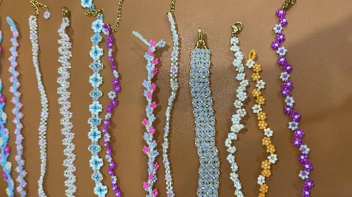 12月22日，家里干的手工活兼職，純手工加工項(xiàng)目，開(kāi)飾品加工廠，與手工之家合作，不外出打工，居家就業(yè)創(chuàng)業(yè)也有好收入，圖為飾品類(lèi)串珠純手工產(chǎn)品剪影