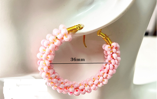 12月23日，外發(fā)手工領(lǐng)回家做，靈活就業(yè)手工項(xiàng)目，在家做手工掙錢，開飾品加工廠，與手工之家合作，平臺服務(wù)產(chǎn)品都有保障，圖為飾品類串珠純手工產(chǎn)品剪影