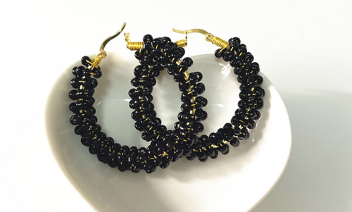 12月23日，外發(fā)手工領(lǐng)回家做，靈活就業(yè)手工項(xiàng)目，在家做手工掙錢，開飾品加工廠，與手工之家合作，平臺服務(wù)產(chǎn)品都有保障，圖為飾品類串珠純手工產(chǎn)品剪影